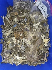 (1) ONE POUND LB LOT USED OLD CAR KEYS LOCKS NOS UNCUT FOBS KEYCHAINS SKELETON