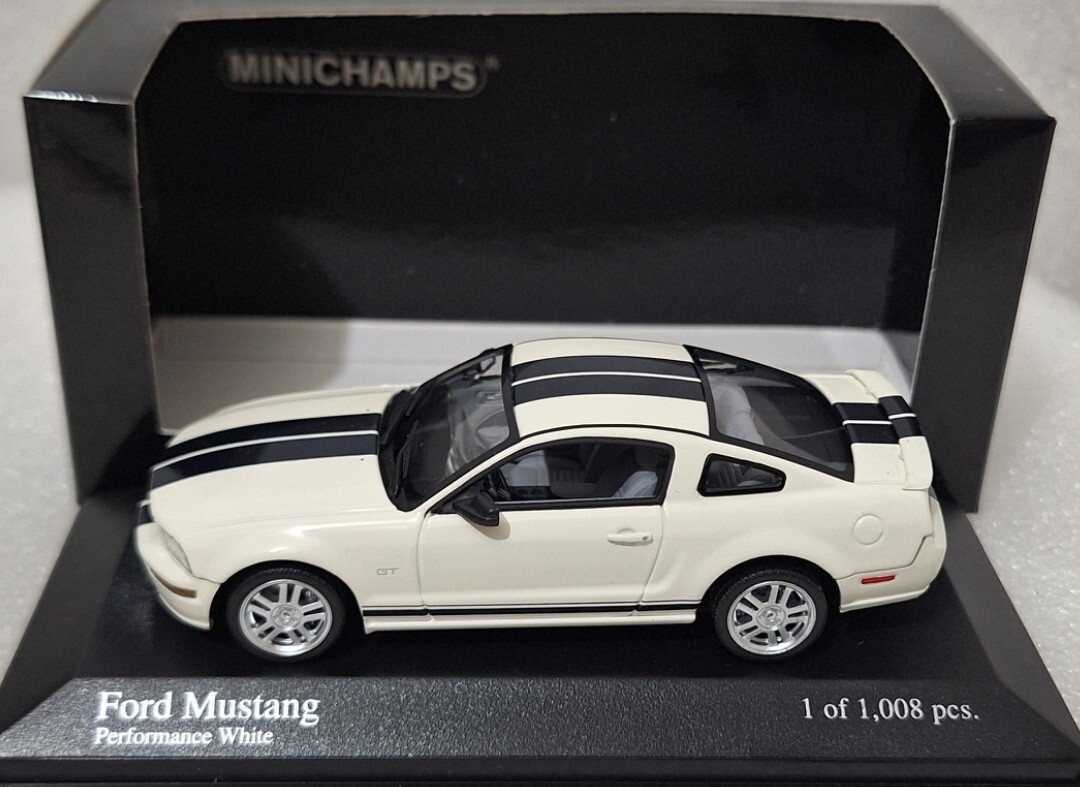 Ford Mustang GT 2005 White with Black Stripes 1:43 Minichamps