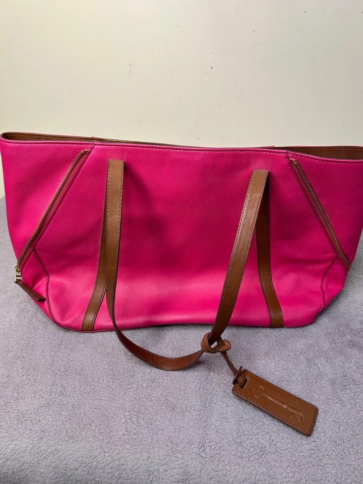 Bolso de hombro grande de cuero saffiano magenta Fossil Foto 3 de 4