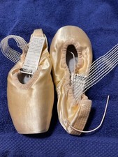 New with Tags Sansha 4W Lyrica 404 Pointe Shoes