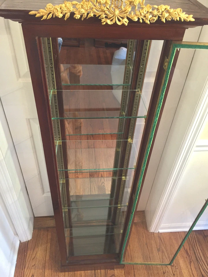 Vitrina vintage Luis XVI de caoba con estantes de cristal Foto 2 de 4