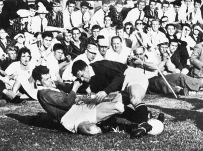Dewi Bebb Tackling Francois Roux During A Match In Durban 1962 Old Photo