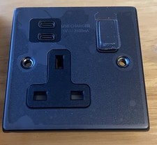 M2 Decorative Black USB Wall Socket &ndash; 2x USB-C + 13A UK Plug &ndash; 5V 3100mA