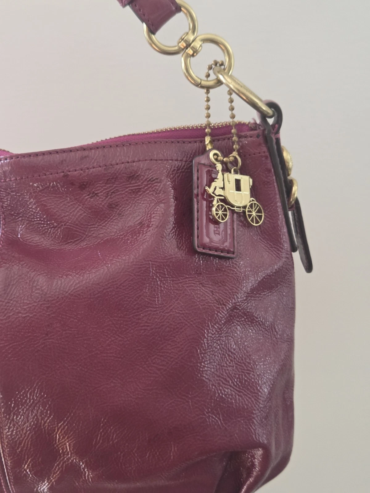 Borsa a tracolla Coach Plum Berry in pelle verniciata Mia vedi foto