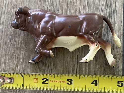 Toro de juguete de plástico ERTL 4 1/2" de colección de los años 70 - Hecho en EE. UU. + ¡ENVÍO RÁPIDO!