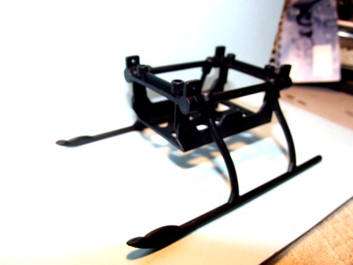 Soporte de batería de montaje para patines de aterrizaje Heli Flite Voertex Orbiter - Imagen 2 de 5