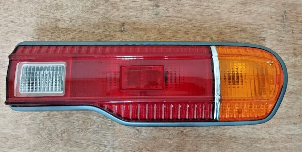 LUZ TRASERA DATSUN NISSAN VIOLETA 160J 710 LADO IZQUIERDO NUEVA NOS Foto 2 de 4