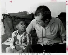 1970 Press Photo Dr. Robert Eckert talks to Carl Murphy at Kennedy Clinic.