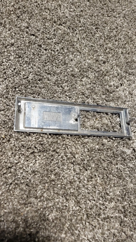 1968 Nova Chevelle, El Camino 307 moldura marcador frontal fabricante de equipamento original GM 3920874 - Imagem 2 de 4