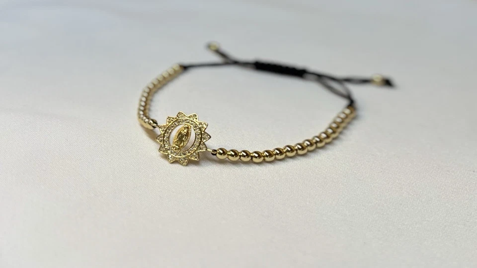 Pulsera unisex oro laminado 18k con dije religioso floral elegante Foto 3 de 4