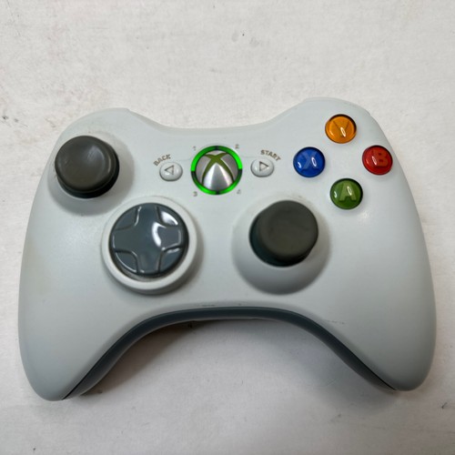 Microsoft Xbox 360 Wireless Controller - White - with Black Battery Cover - Picture 4 of 11