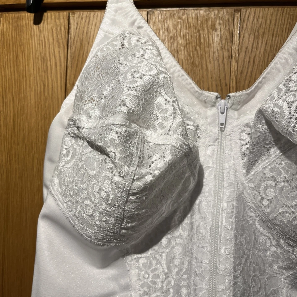 NUEVO CON ETIQUETAS BODY MODELADOR. TALLA 46DD COLOR BLANCO, SIN CABLES, POR NATURANA Foto 2 de 4