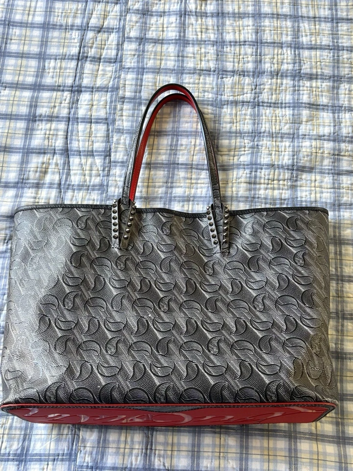 Bolso de Mano Christian Louboutin Cabata Piel de Becerro Loubinthesky East West en Negro Foto 3 de 4