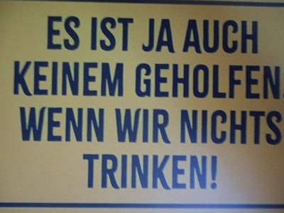 ES IST AUCH KEINEM GEHLFEN WENN WIR NICHTS TRIN  .. 20 x 30 cm RETRO BLECHSCHILD