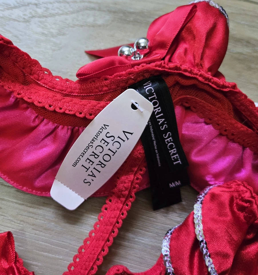 NUEVO CON ETIQUETAS Bragas Victoria's Secret Jingle Bells Malla Satinada Baja Tanga en V M Foto 3 de 3