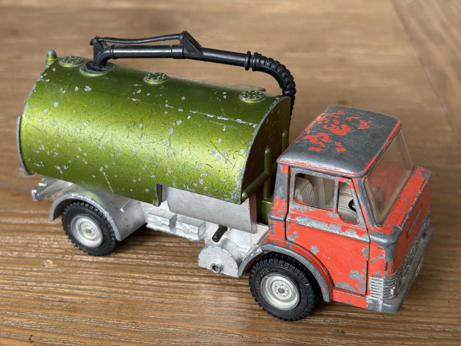 Dinky 451, Johnston Road Sweeper - Free Price Guide & Review