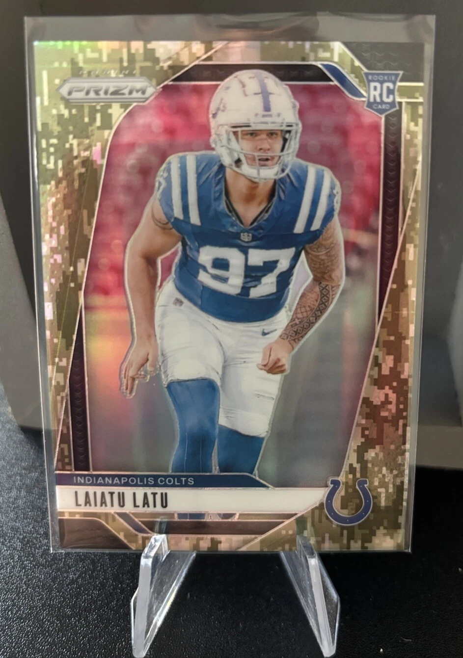 2024 Panini Prizm - Rookies Green Camo Prizm #366 Laiatu Latu /15. (RC)