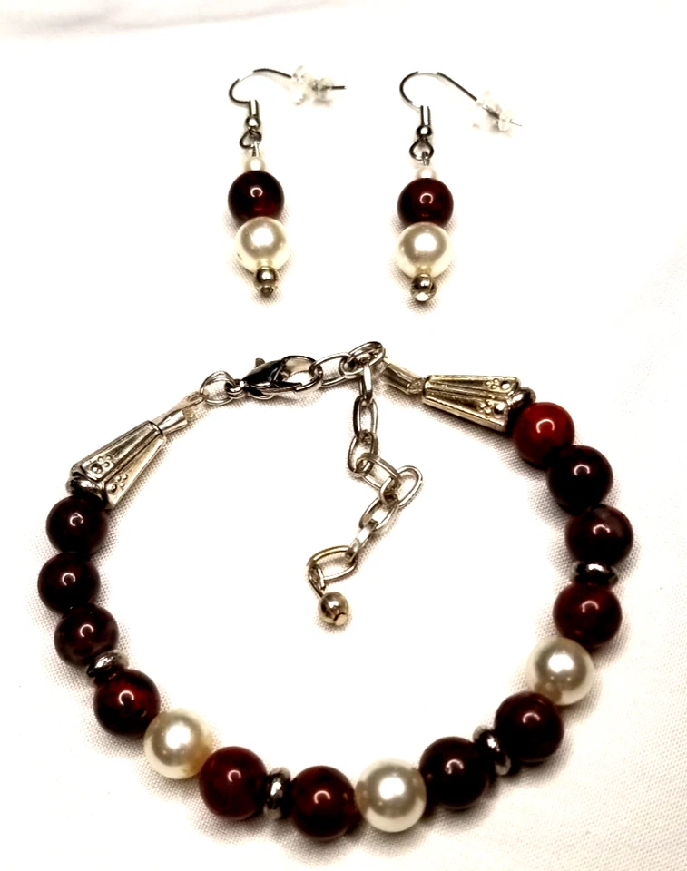 Conjunto de joyas pulsera de piedra tallada natural de jaspe rojo y pendientes tono plata de colección Foto 4 de 4