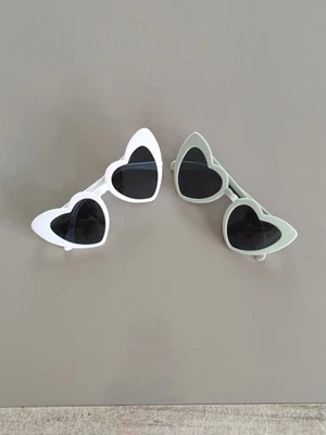 Lot de 2 lunettes de soleil fantaisie en forme de cœur – Blanc & Vert – Neuves - Photo 1/4