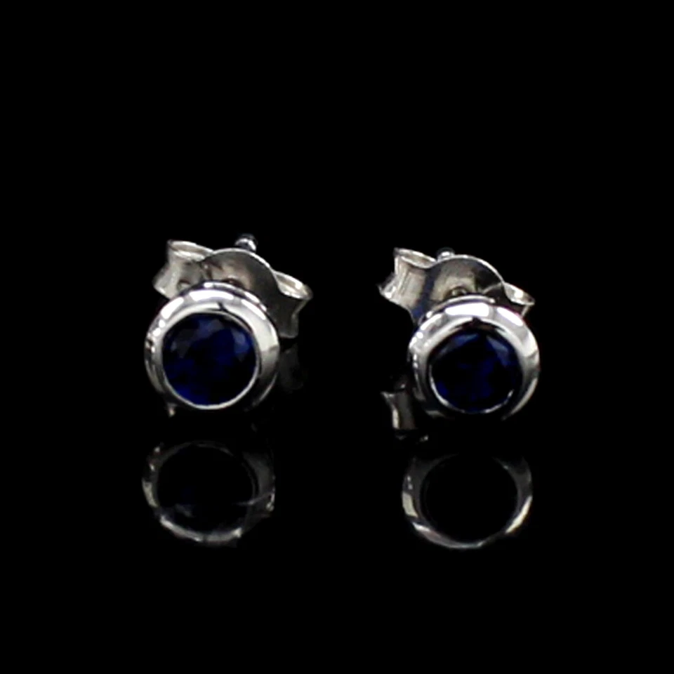 Aretes solitarios de zafiro azul simulado de corte redondo de 1/4 quilate de oro blanco de 14 k Foto 3 de 4