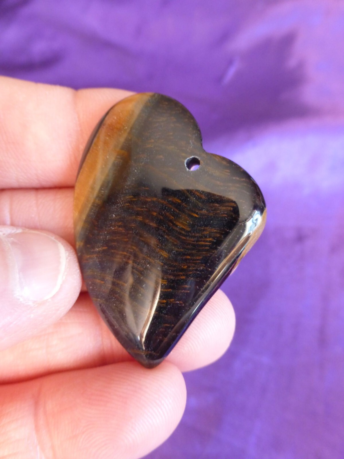 Pendentif coeur en oeil de tigre authentique aux reflets dorés