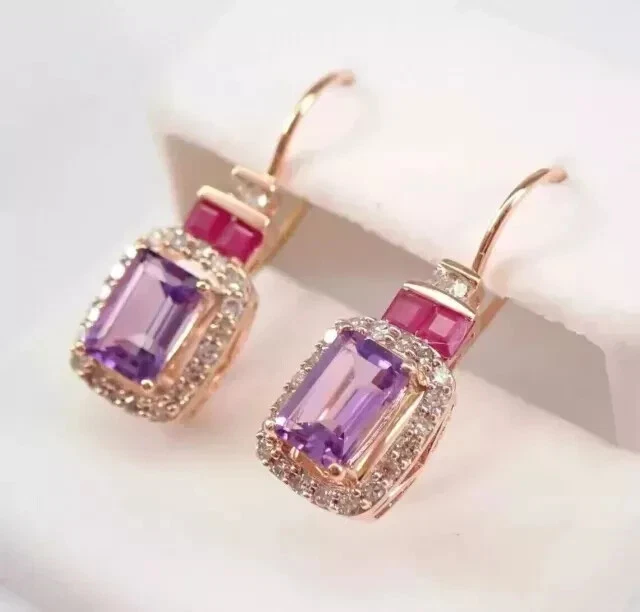 Pendientes colgantes de halo de corte esmeralda de 3 quilates de amatista creados en laboratorio enchapados en oro amarillo de 14 quilates Foto 2 de 4