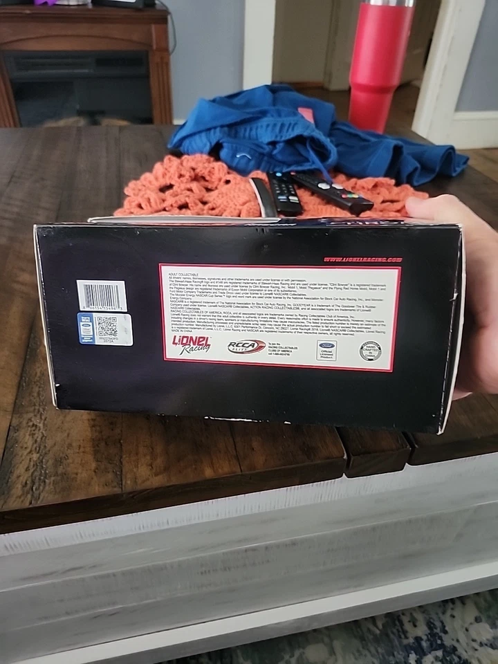 Coche de stock Clint Bowyer escala 1/24 Foto 4 de 4
