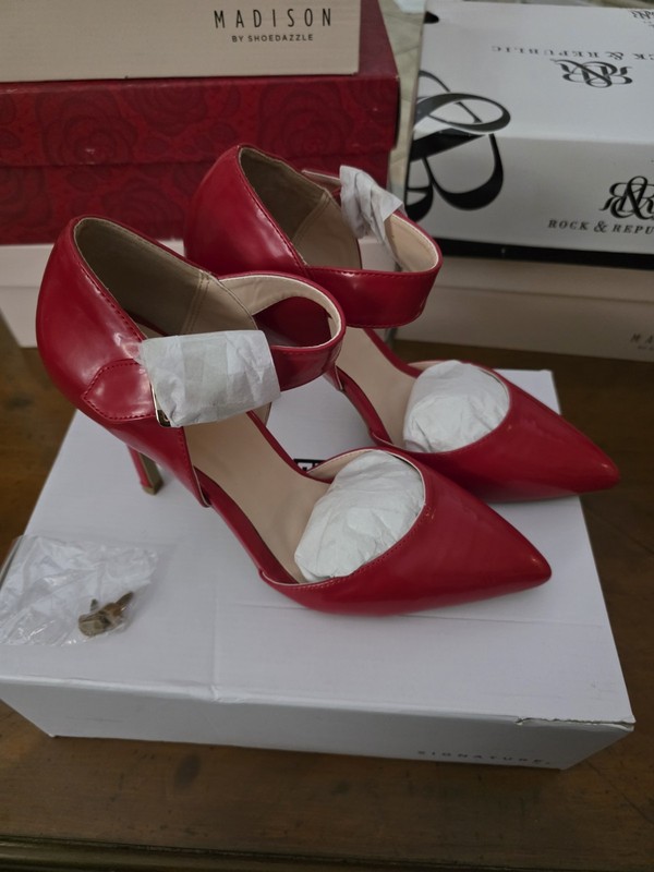 Signiture Arlo Heels Sz 8.5