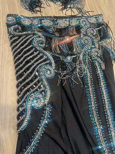 Costume danza del ventre professionale nero e verde acqua ricoperto di cristalli - Foto 7 di 15