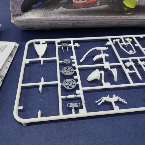Heller Honda RC211V 1/24 Model Kit 80923 Started For Parts Or Build - Picture 8 of 10
