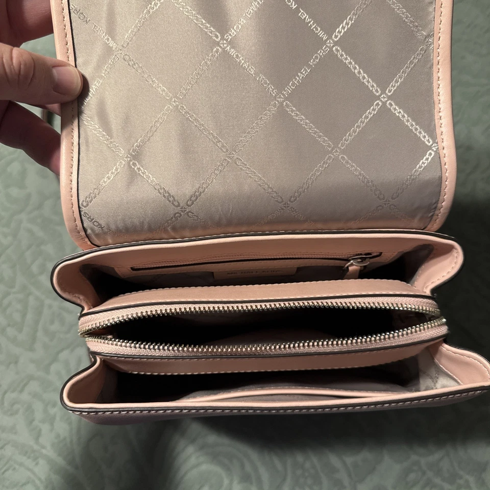 Mochila Michael Kors Harrison de cuero saffiano con solapa mediana rosa apenas usada Foto 3 de 4