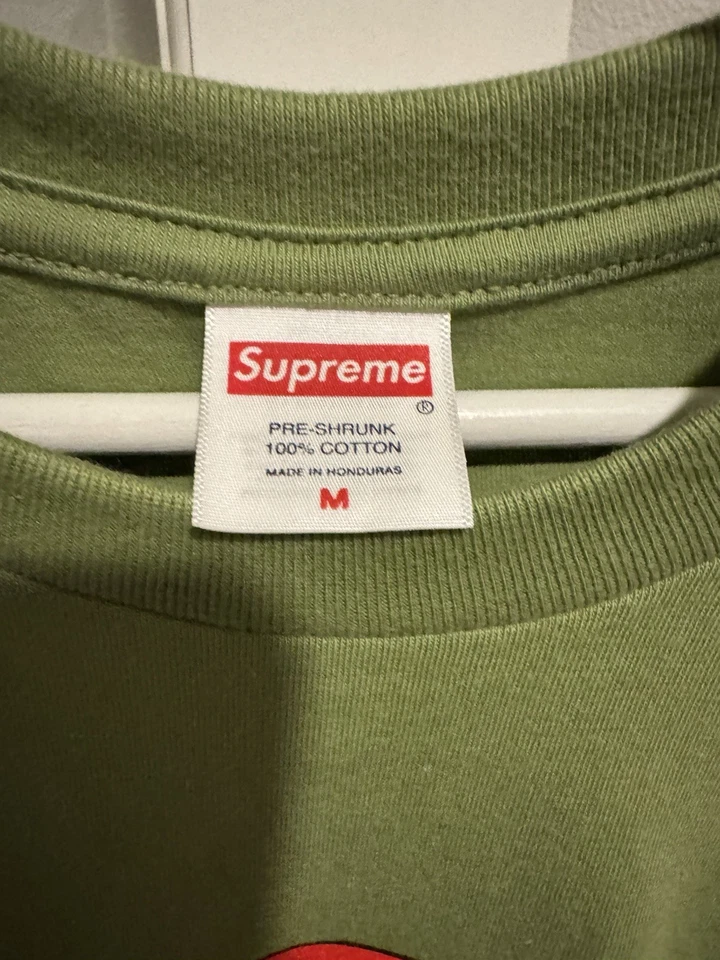 Camiseta Supreme Grinch Musgo Grande FW24 Foto 3 de 4