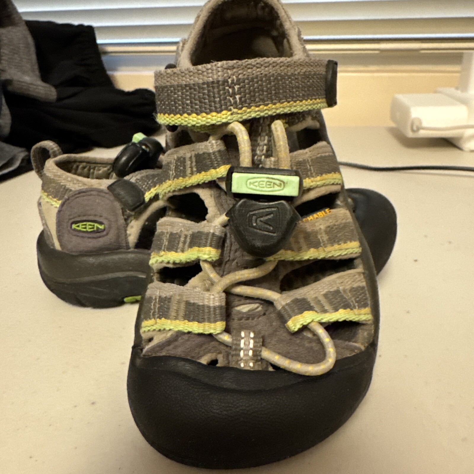 Scarpa Keen impermeabile con cinturino escursionismo outdoor taglia 9 BAMBINI GRANDI unisex