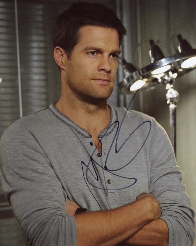 Geoff Stults "The Finder" AUTOGRAPH Signed 8x10 Photo