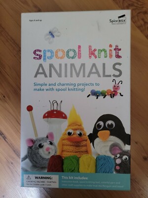 SpiceBox SP22140 Make and Play Range Spool Knit Animals Craft Kit New with book.