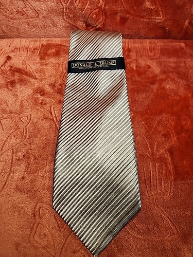Donald Trump Signature Collection SILK Neck Tie. Gold Textured/striped. NEW - Picture 7 of 7