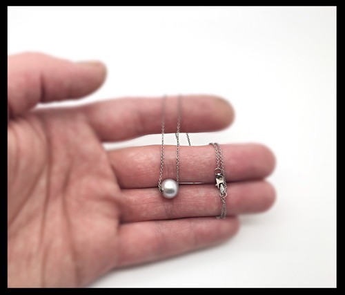 Colgante moderno redondo de perlas de oro blanco de 18 K hecho a mano, regalo de amor - Imagen 7 de 8