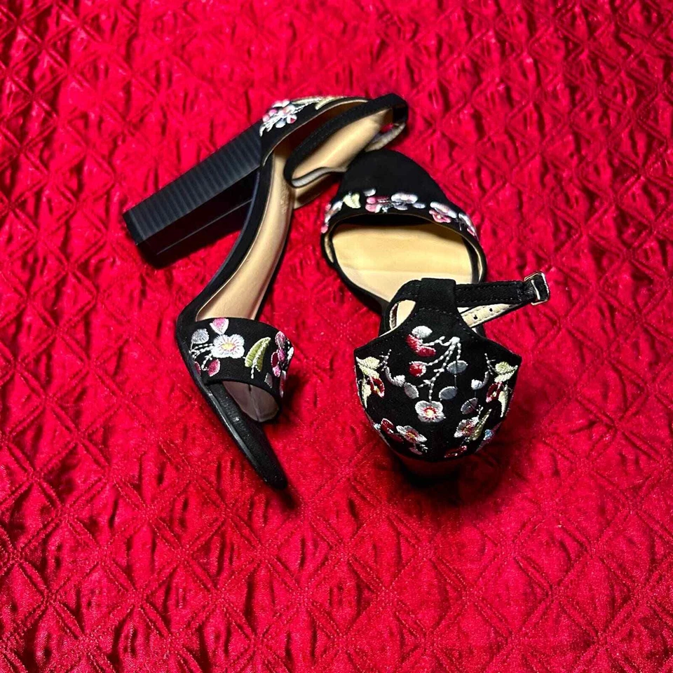 Tacones Charlotte Russe florales bordados Foto 2 de 4