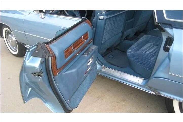 Cadillac Fleetwood 1971-76 sedán Deville panel de puerta inferior trasera reposabrazos azul Foto 2 de 4