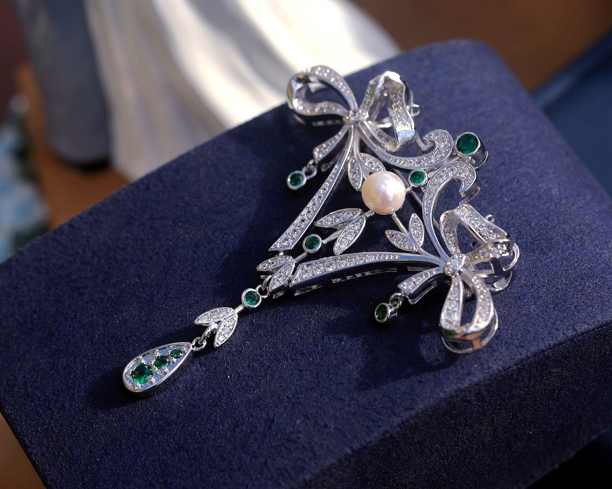 Broche Vintage Dentelle Florale Serti De CZ Vert - Style Belle Époque, Neuve Sans Emballage