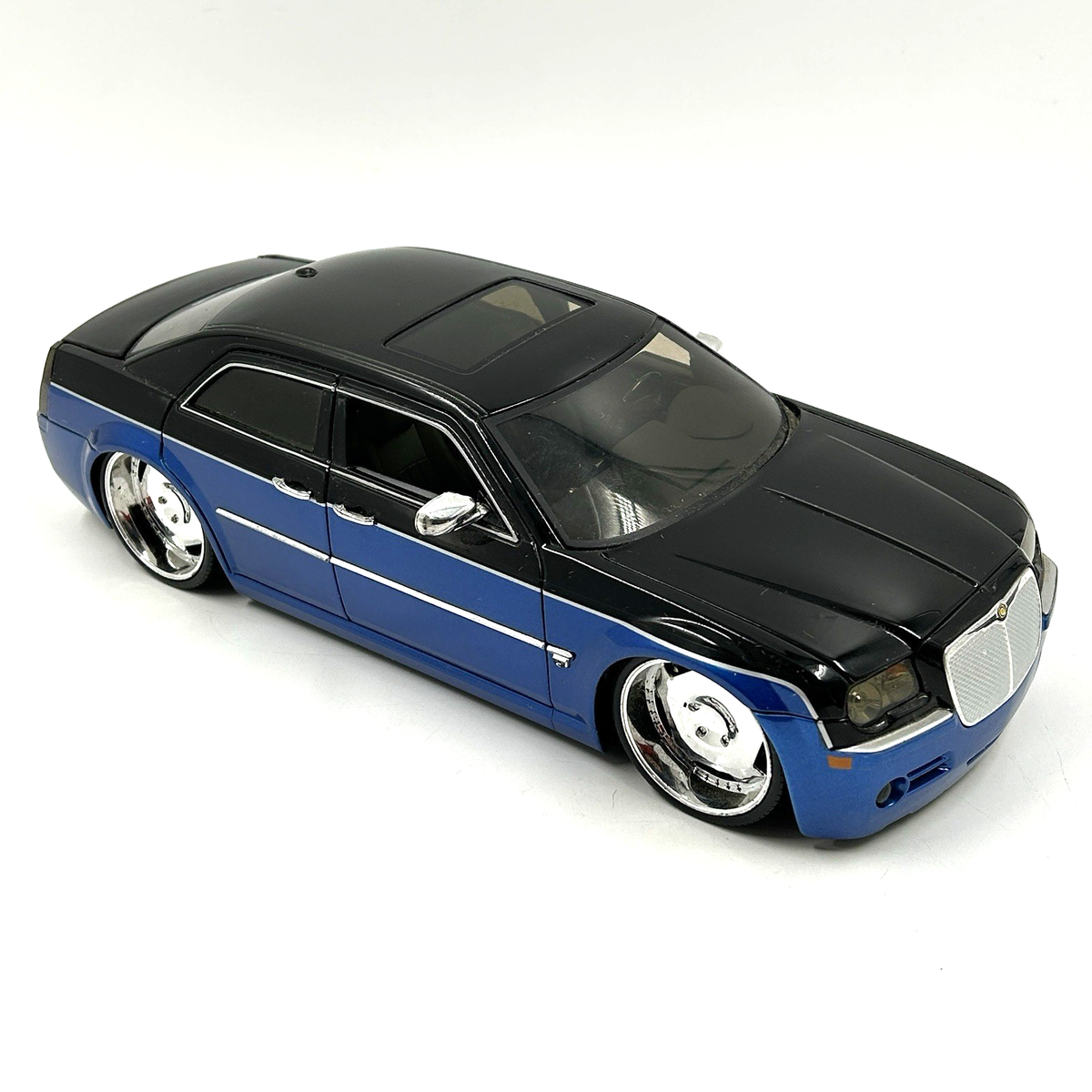 レア！1/18 アメ車　ミニカー　クライスラー　300C ヘミhemi 2005 Chrysler 300C Hemi Blue/Black 2 Tone JADA DUB City Model Car