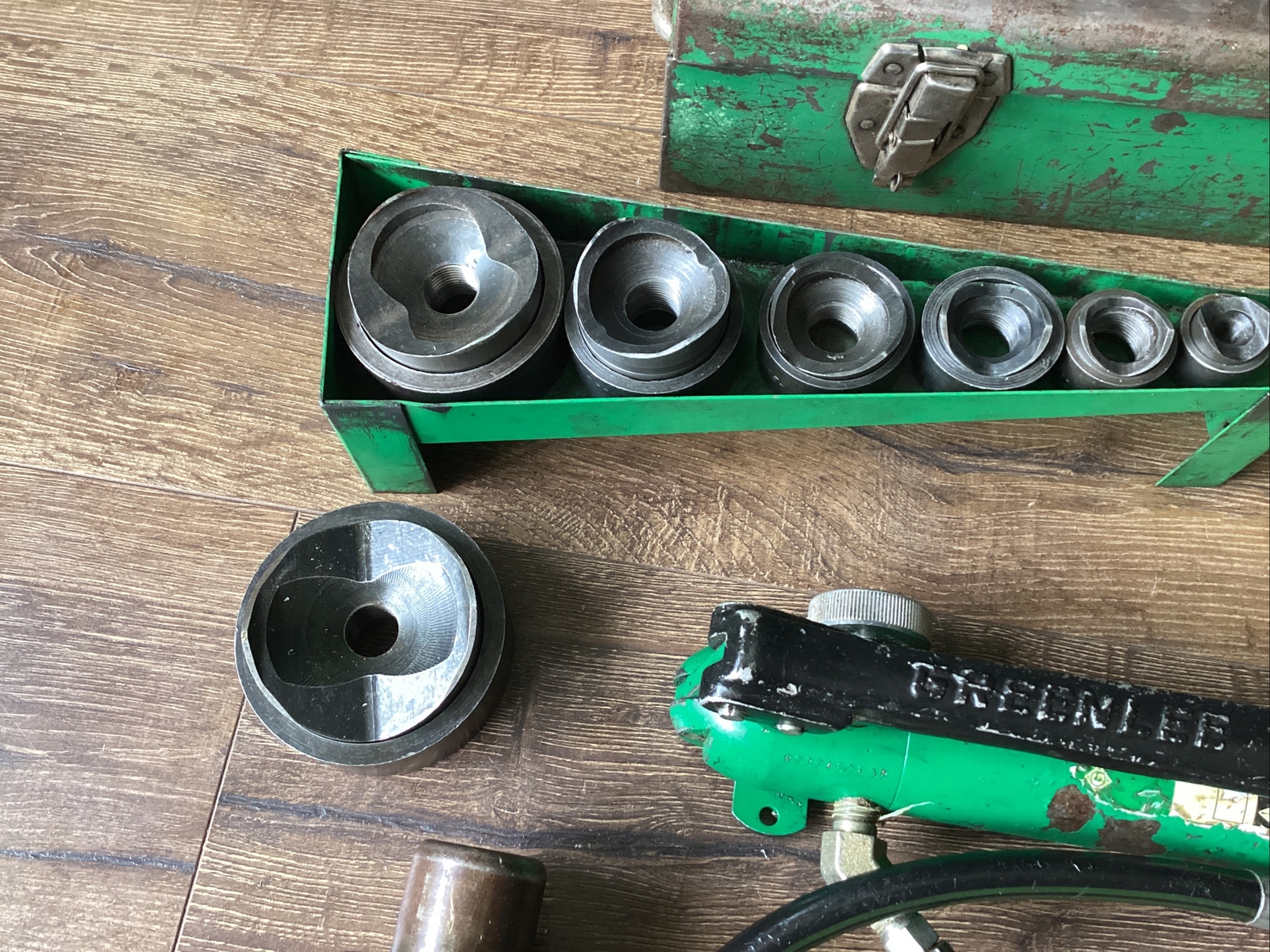 Greenlee 7646 Hydraulic Knockout Punch Driver w/Punches & Dies WORKS But Leaks eBay