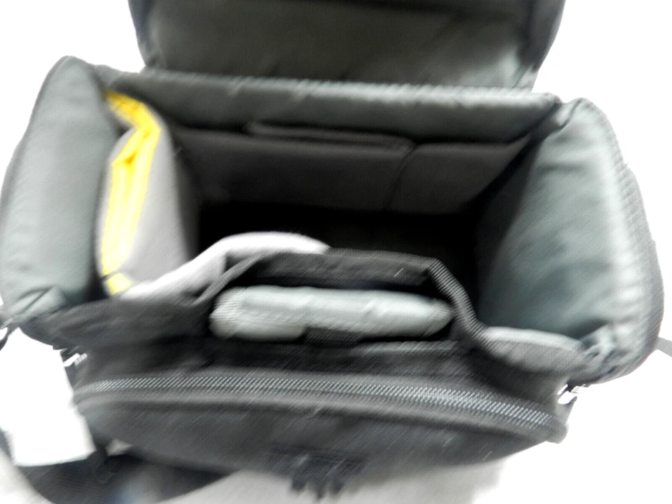 Case Logic Med Black Camera Bag Camcorder DSLR Compact Shoulder Case 10"W x 5"H - Image 2 of 3