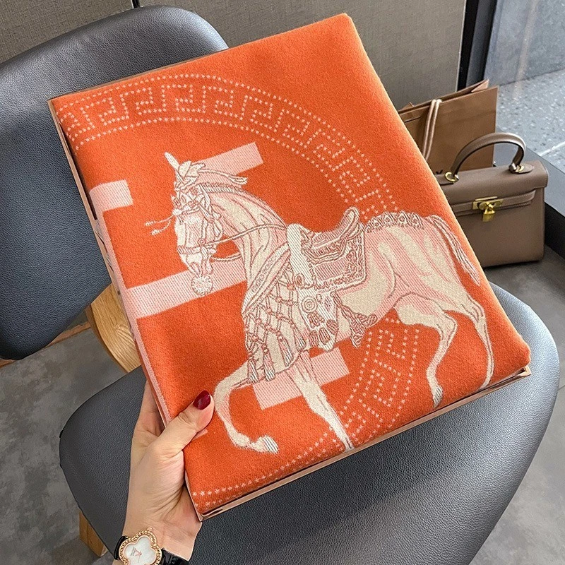 Bufanda de gran tamaño con tacto de cachemir de poliéster con estampado de caballo chal envolvente Foto 3 de 4