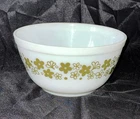 Vintage Pyrex Spring Blossom/Crazy Daisy White w/ Green 402 1 1/2 Qt Mixing Bowl