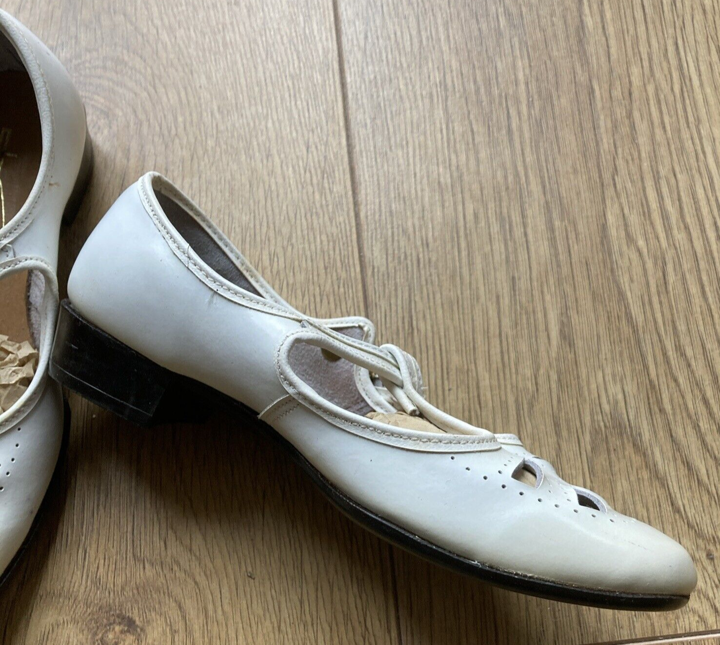 Vintage 1960s/70s French Girls White T-Bar Leather Shoes With Buckles Size 29 EU 2