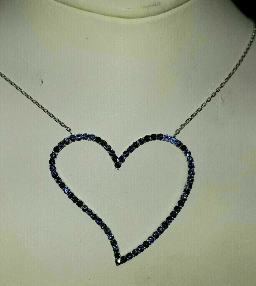 Colgante para mujer enchapado en oro blanco de 14 quilates con corazón de zafiro de corte redondo de 1,2 quilates Foto 3 de 4