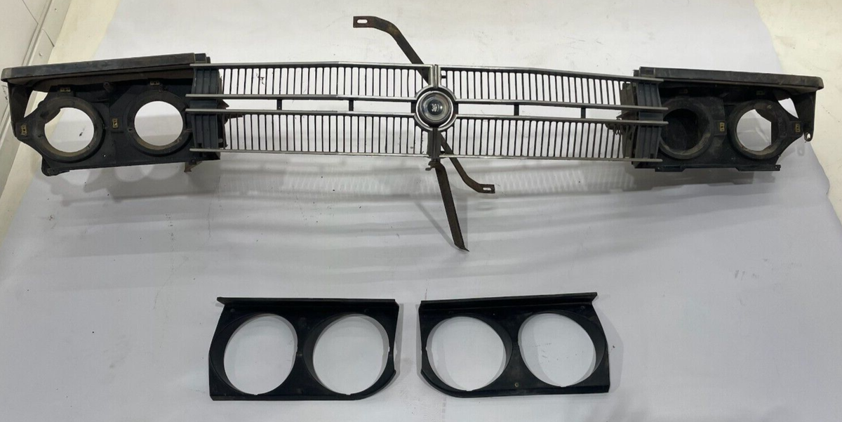 ビリギリです。 1969 CHRYSLER 300 Grill Headlights and Emblem Original Mopar