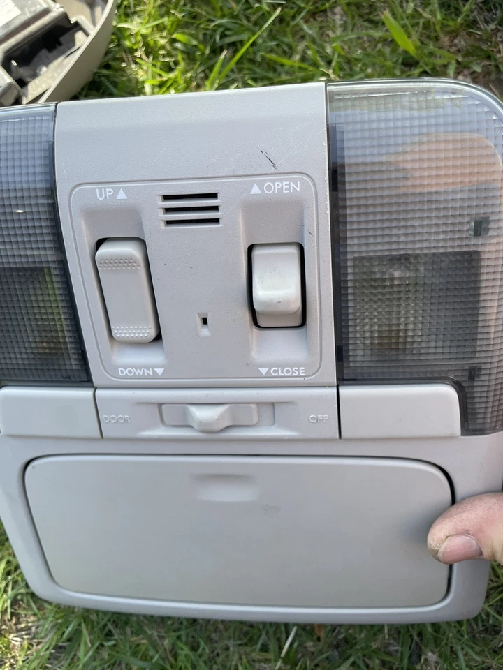 Lámpara de luz para consola superior Subaru Legacy 2010-2012 con techo corredizo TEM VC12-088 OEM Foto 3 de 4