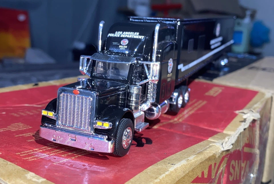 1-1 Kitbash Peterbilt 379 Mobile Command Post LAPD Los Angeles Police Department - Image 4 of 4